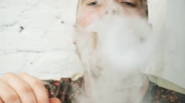 Sakal vaping elektronik sigara olan adam