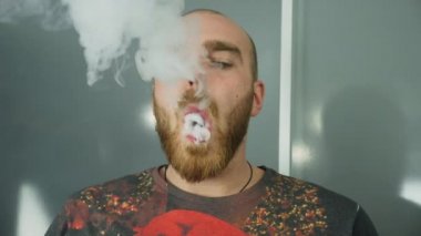 Sakal vaping elektronik sigara ile genç adam
