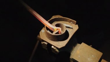 Demirci kaplanmış-sıcak Metal çubuk eğilir