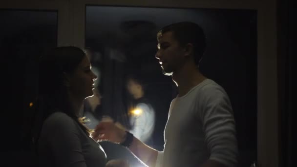 夜间对年轻夫妇关系困难 — 图库视频影像