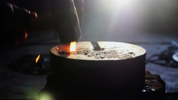 Kovárna. Sparks. Kováři bít roztaveného kovu — Stock video