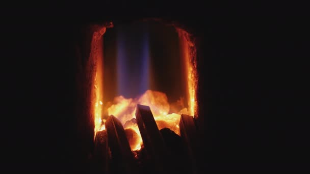 Het smeden van een vuur voor het verwarmen van metalen in forge oven — Stockvideo