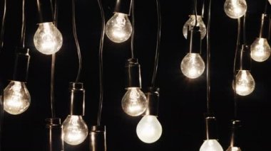 Elektrik ampulleri bağlı geceleri çelenk içinde