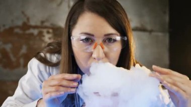 Bir kadın izleyiciye sihirli gösterir