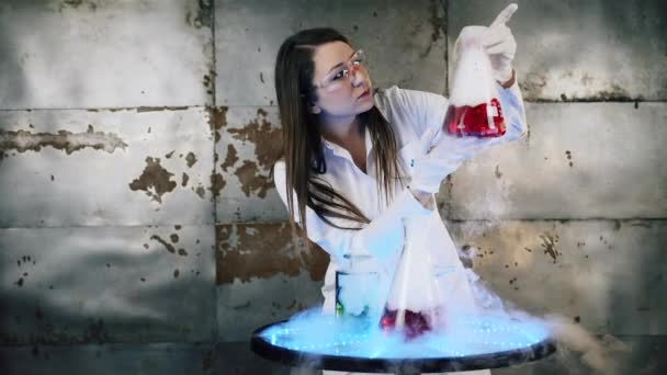 여자 과학자는 재미 있는 실험을 하고있다 — 비디오