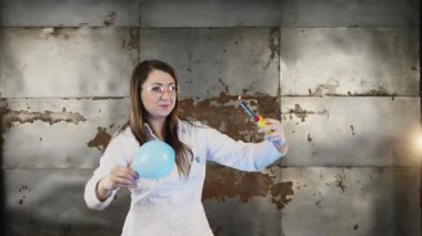 Bir kadın bir balon ile hidrojen dolu bir yangın getiriyor
