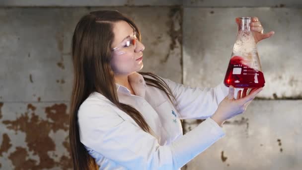 Una mujer está haciendo experimentos. — Vídeo de stock