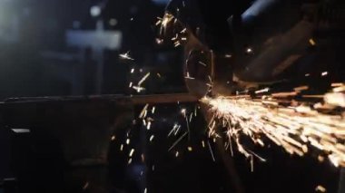 İşçi rinding metal inşaat daire testere ile