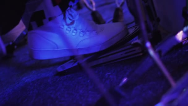 足を押すバスドラム ペダルのマン — ストック動画