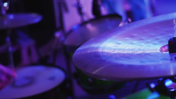 Baterista de mano tocando la placa del tambor — Vídeos de Stock