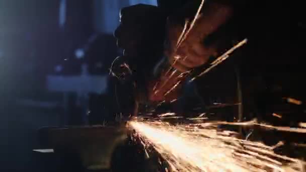 Worker grinding metal construction with a circular saw — Stock Video