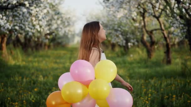 Mladá dívka v kvetoucí jabloňový sad
