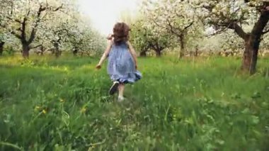 Küçük kız bir çiçekli Bahçe ile çalışır