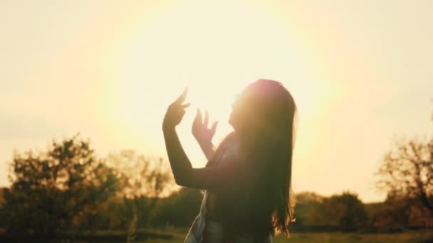 Silhouette eines Mädchens, das bei Sonnenuntergang tanzt — Stockvideo