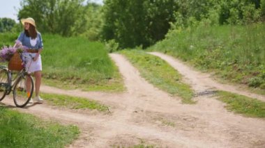Doğada seyahat bir bisiklet üzerinde şapkalı çekici kız