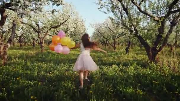 Щаслива Дівчина Повітряними Кулями Проходить Крізь Квітучий Яблучний Сад Навесні — стокове відео