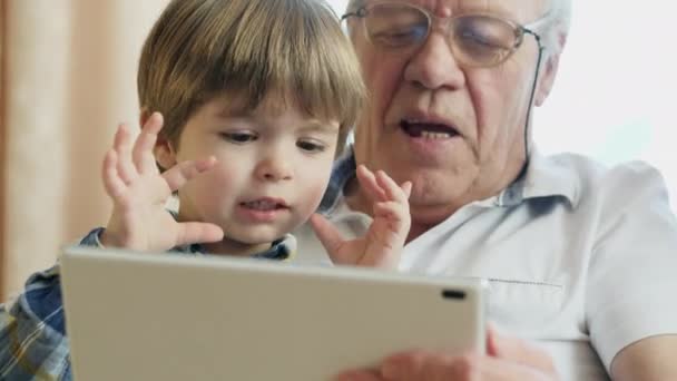 Dědeček pomocí digitálních tabletu s vnoučaty — Stock video
