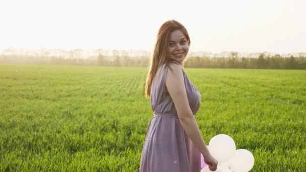 Linda chica morena caminar en campo de trigo primavera — Vídeo de stock