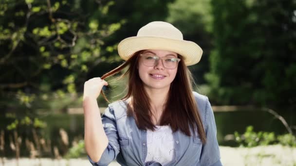 Jonge vrouw portret buitenshuis — Stockvideo