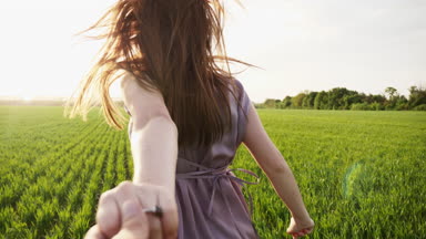 Beni, doğa üzerinde çalışan genç mutlu çift izle