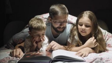 Sevgi dolu babası bir masal çocuklar için gecede okur