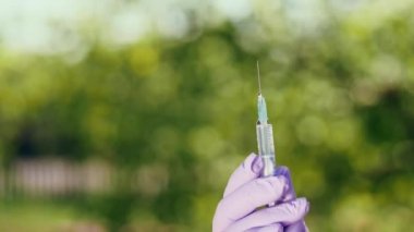 Eldiven şırıngadan hava bültenleri doktorun elinde