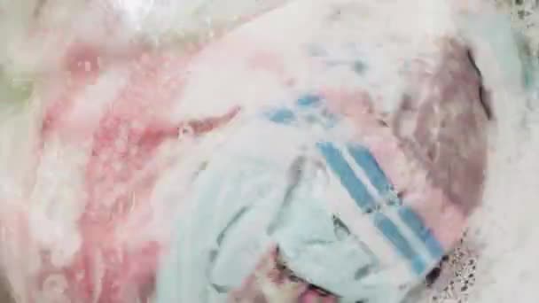 Kleren wassen in de wasmachine — Stockvideo