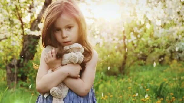 Hermosa niña abrazando a un perro de juguete — Vídeos de Stock