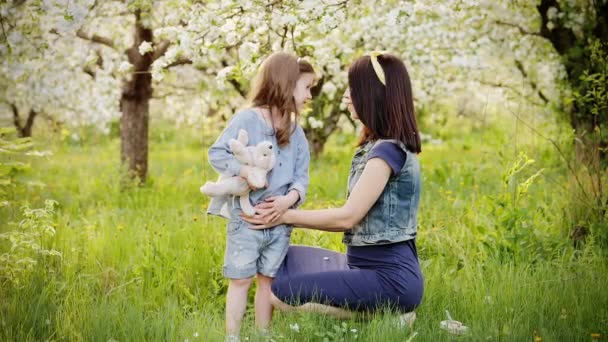 Jovem mãe com sua adorável menina de cinco anos brincando ao ar livre com amor — Vídeo de Stock