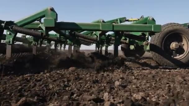 Traktor bewirtschaftet Land in extremer Großaufnahme — Stockvideo