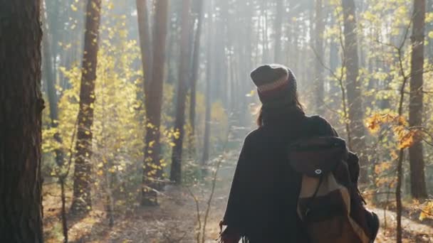 Sonbahar önlerinde yürüyen kadın turist — Stok video