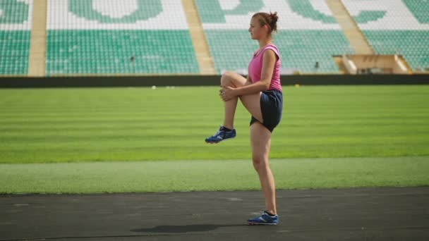 Jonge fitness meisje runner warming-up voor het hardlopen — Stockvideo