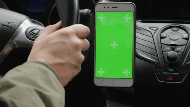 Gösterge panelinde yeşil ekran olan akıllı telefon
