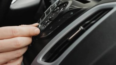 Erkek el araba radyosunun sesini veya ayarını ayarlar