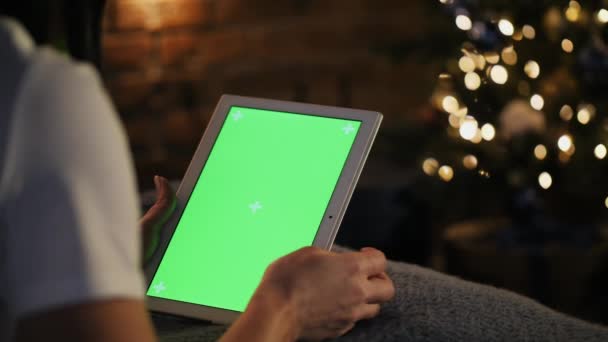 Женщина с вертикальным цифровым планшетом с зеленым экраном — стоковое видео