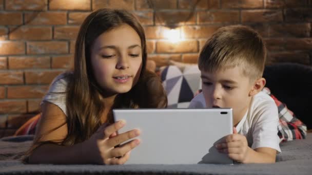 Syster med lillebror använder en digital tablett — Stockvideo
