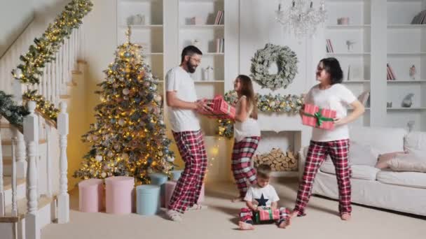 Rodinný tanec s vánočními dárky v obývacím pokoji