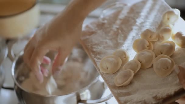 Cook sätter ravioli i kokande vatten. Matlagning hemma — Stockvideo