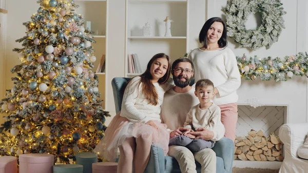 Oturma odasında aile fotoğrafı, Noel fotoğrafı.