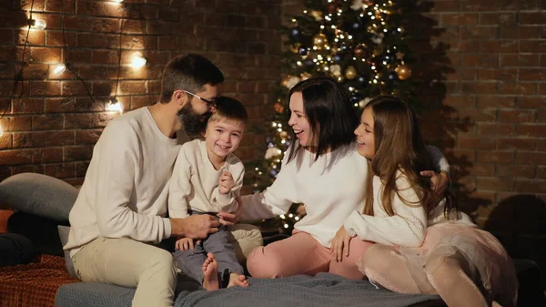 Mutlu aile Noel akşamı yatak odasında.