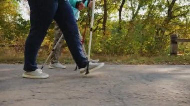 Yaşlı yaşlı yaşlı kadınlar İskandinav yürüyüşü yapıyor, yakın plan.