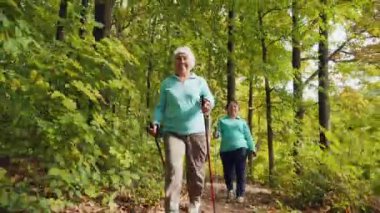 Yaşlı kadınlar için açık havada İskandinav yürüyüş