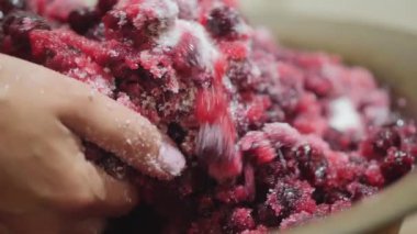 Büyük bakır bir leğende taze kirazla şekeri karıştırıyorum.