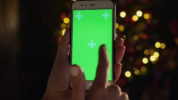 Chica usando smartphone con pantalla verde, primer plano — Vídeos de Stock