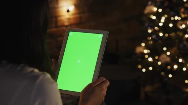 Девушка с вертикальным цифровым планшетом с зеленым экраном — стоковое видео