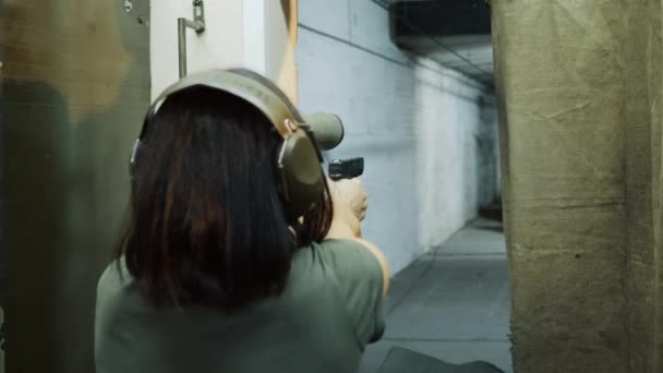 Kvinna skjuter med pistol — Stockvideo