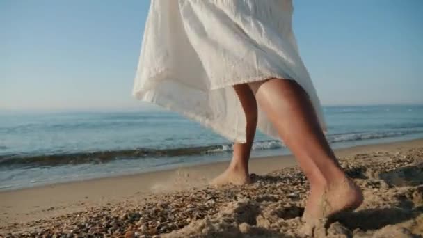 Weibliche Beine, die Meerwasser berühren, Zeitlupe — Stockvideo