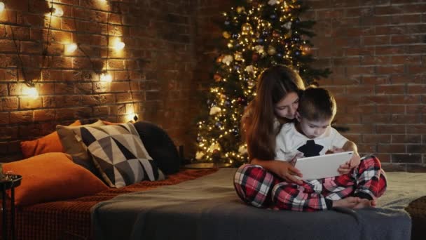 Дети используют цифровой планшетный компьютер в спальне — стоковое видео