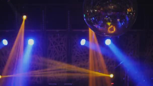 Glittering disco ball against the background of spotlights — ストック動画