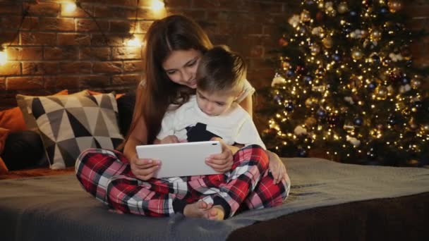 Les enfants utilisent une tablette numérique dans la chambre — Video